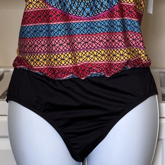 CLEAN-WATER ONE PIECE SWIMSUIT. ADJUSTABLE HALTER NECK. BUILT IN BRA. FLATTERING - Picture 2 of 13